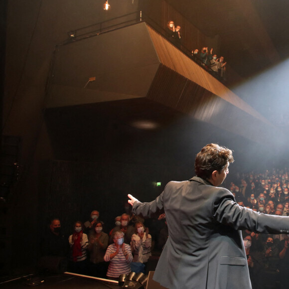 Exclusif - Laurent Gerra salut le public à la fin de son spectacle "Sans Modération", Salle Pleyel à Paris le 09 janvier 2022 © Bertrand Rindoff Petroff / Bestimage 