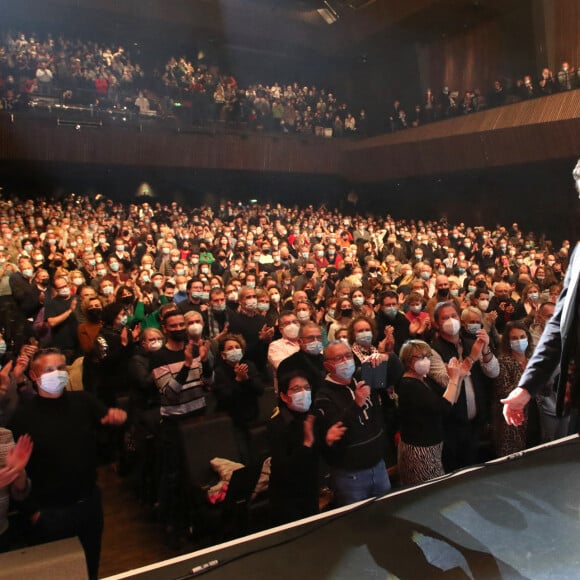 Exclusif - Laurent Gerra salut le public à la fin de son spectacle "Sans Modération", Salle Pleyel à Paris le 08 janvier 2022 © Bertrand Rindoff Petroff / Bestimage 