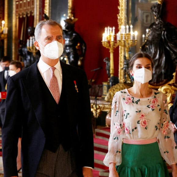 Le roi Felipe VI d'Espagne, la reine Letizia et le premier ministre Pedro Sanchez reçoivent les ambassadeurs au palais royal à Madrid