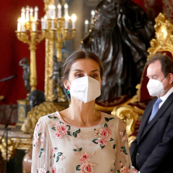 Le roi Felipe VI d'Espagne, la reine Letizia et le premier ministre Pedro Sanchez reçoivent les ambassadeurs au palais royal à Madrid le 17 janvier 2022 