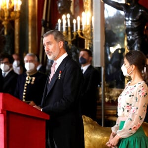 Le roi Felipe VI d'Espagne, la reine Letizia et le premier ministre Pedro Sanchez reçoivent les ambassadeurs au palais royal à Madrid le 17 janvier 2022 