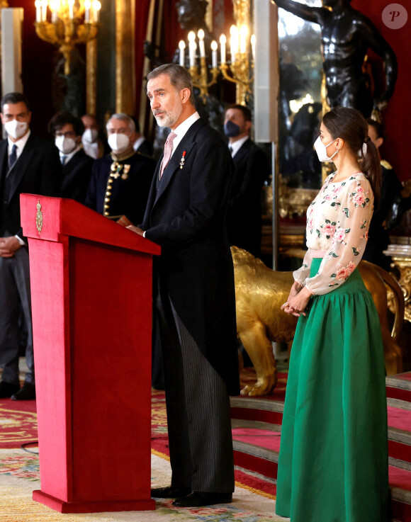 Le roi Felipe VI d'Espagne, la reine Letizia et le premier ministre Pedro Sanchez reçoivent les ambassadeurs au palais royal à Madrid le 17 janvier 2022 