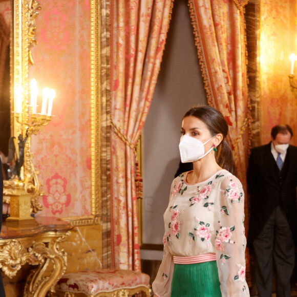 Le roi Felipe VI d'Espagne, la reine Letizia et le premier ministre Pedro Sanchez reçoivent les ambassadeurs au palais royal à Madrid le 17 janvier 2022