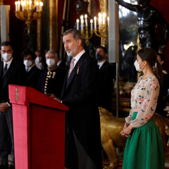 Le roi Felipe VI d'Espagne, la reine Letizia et le premier ministre Pedro Sanchez reçoivent les ambassadeurs au palais royal à Madrid le 17 janvier 2022