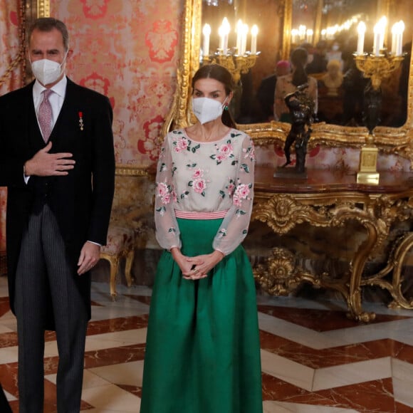 Le roi Felipe VI d'Espagne, la reine Letizia et le premier ministre Pedro Sanchez reçoivent les ambassadeurs au palais royal à Madrid le 17 janvier 2022