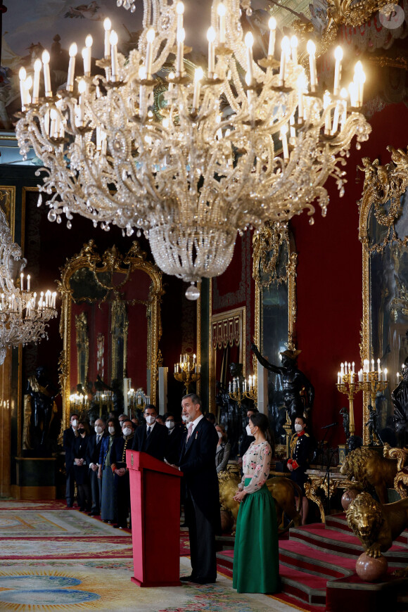Le roi Felipe VI d'Espagne, la reine Letizia et le premier ministre Pedro Sanchez reçoivent les ambassadeurs au palais royal à Madrid le 17 janvier 2022