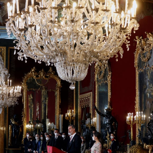 Le roi Felipe VI d'Espagne, la reine Letizia et le premier ministre Pedro Sanchez reçoivent les ambassadeurs au palais royal à Madrid le 17 janvier 2022