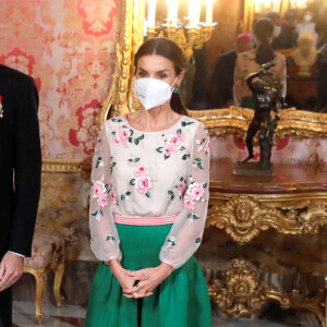 Le roi Felipe VI d'Espagne, la reine Letizia et le premier ministre Pedro Sanchez reçoivent les ambassadeurs au palais royal à Madrid le 17 janvier 2022