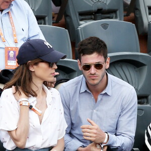 Gaspard Ulliel et sa compagne Gaëlle Pietri dans les tribunes des Internationaux de Tennis de Roland Garros à Paris le 7 juin 2017 © Cyril Moreau-Dominique Jacovides/Bestimage 