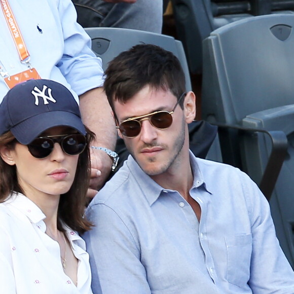 Gaspard Ulliel et sa compagne Gaëlle Pietri dans les tribunes des Internationaux de Tennis de Roland Garros à Paris le 7 juin 2017 © Cyril Moreau-Dominique Jacovides/Bestimage 