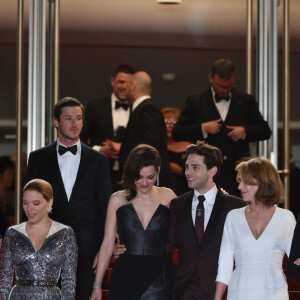 Léa Seydoux, Gaspard Ulliel, Marion Cotillard (habillée en Dior Haute Couture), Xavier Dolan, Nathalie Baye, Vincent Cassel - Descente des marches du film "Juste la fin du monde" lors du 69ème Festival International du Film de Cannes. Le 19 mai 2016. © Giancarlo Gorassini/Bestimage 