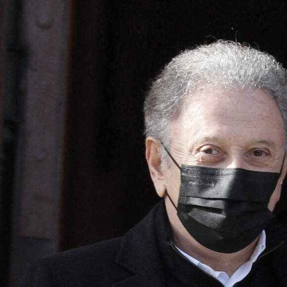 Michel Drucker - Sorties des obsèques de Etienne Mougeotte en l'église Saint-François-Xavier à Paris. Le 13 octobre 2021 © Jacovides-Clovis / Bestimage