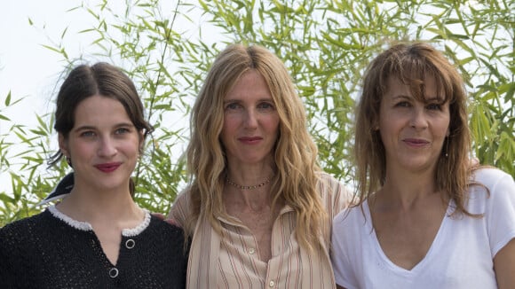 Sandrine Kiberlain, Rebecca Marder, Florence Viala, au photocall de "Une jeune fille qui va bien" lors du 74ème Festival International du Film de Cannes, le 8 juillet 2021. 