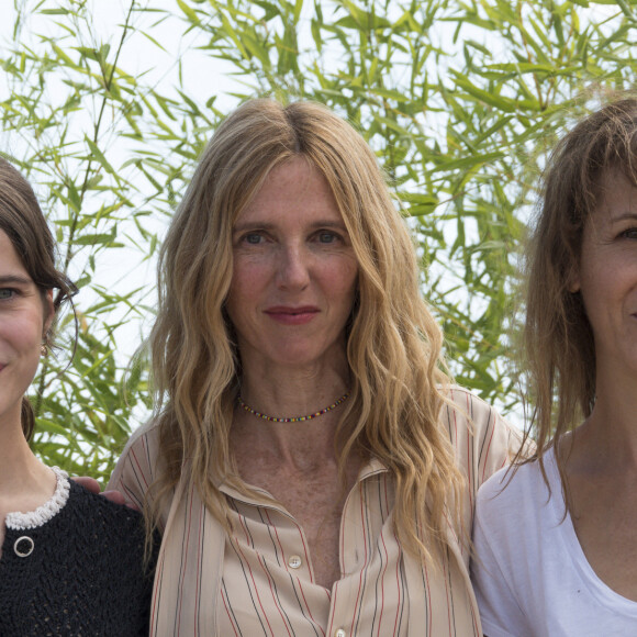Sandrine Kiberlain, Rebecca Marder, Florence Viala, au photocall de "Une jeune fille qui va bien" lors du 74ème Festival International du Film de Cannes, le 8 juillet 2021. 