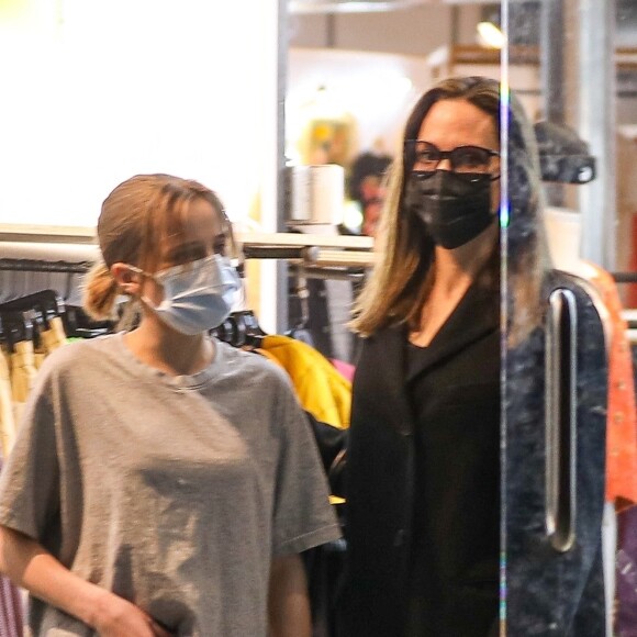 Angelina Jolie et sa fille Shiloh font du shopping à Los Angeles.