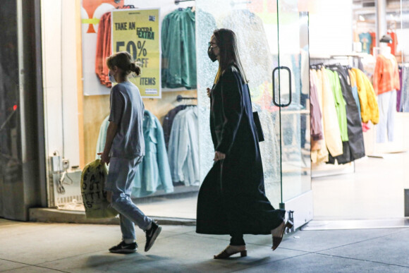 Exclusif - Angelina Jolie et sa fille Shiloh font du shopping à Los Angeles le 24 janvier 2022.