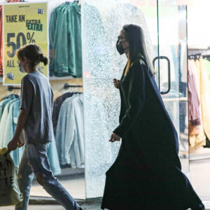 Angelina Jolie et sa fille Shiloh font du shopping à Los Angeles le 24 janvier 2022.