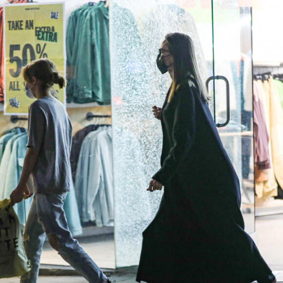 Angelina Jolie et sa fille Shiloh font du shopping à Los Angeles le 24 janvier 2022.