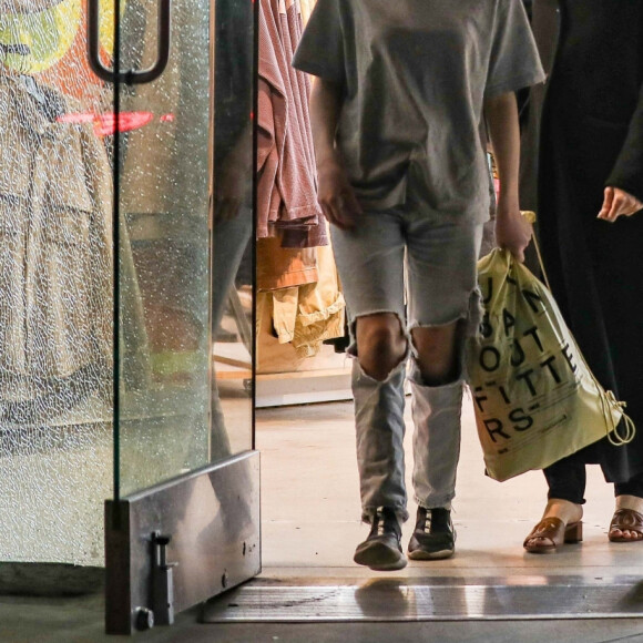 Angelina Jolie et sa fille Shiloh font du shopping à Los Angeles le 24 janvier 2022.