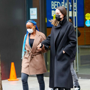 Angelina Jolie emmène Zahara et Pax Thien faire du shopping  dans le quartier de SoHo à New York City, New York, Etats-Unis, le 17 janvier 2022.