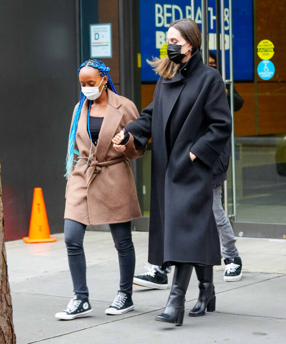 Angelina Jolie emmène Zahara et Pax Thien faire du shopping  dans le quartier de SoHo à New York City, New York, Etats-Unis, le 17 janvier 2022.