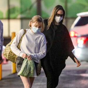 Exclusif - Angelina Jolie et sa fille Vivienne font du shopping chez "Bristol Farms" à Los Angeles, le 11 janvier 2022.