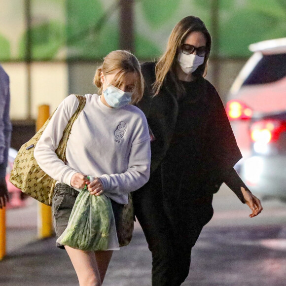 Exclusif - Angelina Jolie et sa fille Vivienne font du shopping chez "Bristol Farms" à Los Angeles, le 11 janvier 2022.