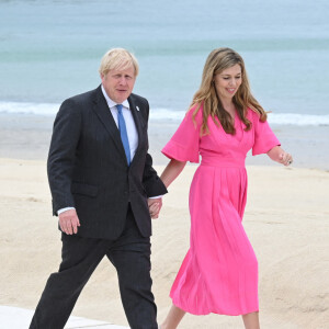 Le Premier ministre Boris Johnson et sa femme Carrie lors de l'accueil officiel au sommet des dirigeants du G7 à Carbis Bay, Royaume Uni, le 11 juin 2021.