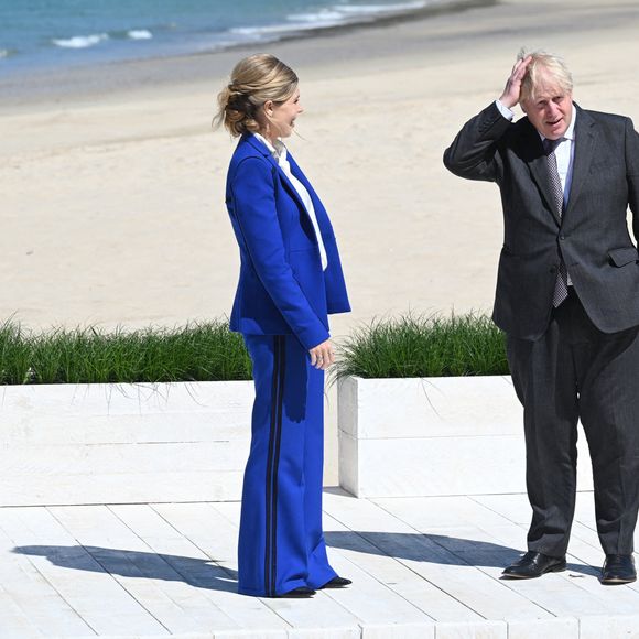 Le premier ministre du Royaume Uni Boris Johnson accueille les participants au sommet du G7 avec sa femme Carrie à Saint Ives le 12 juin 2021.