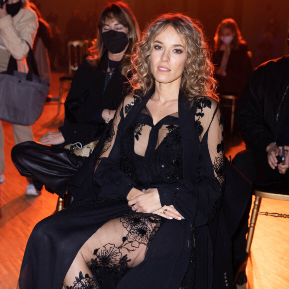 Élodie Fontan assiste au défilé Elie Saab Haute-Couture Printemps/Eté 2022, dans le cadre de la Fashion Week de Paris, au Carreau du Temple. Le 26 janvier 2022. © Olivier Borde/Bestimage