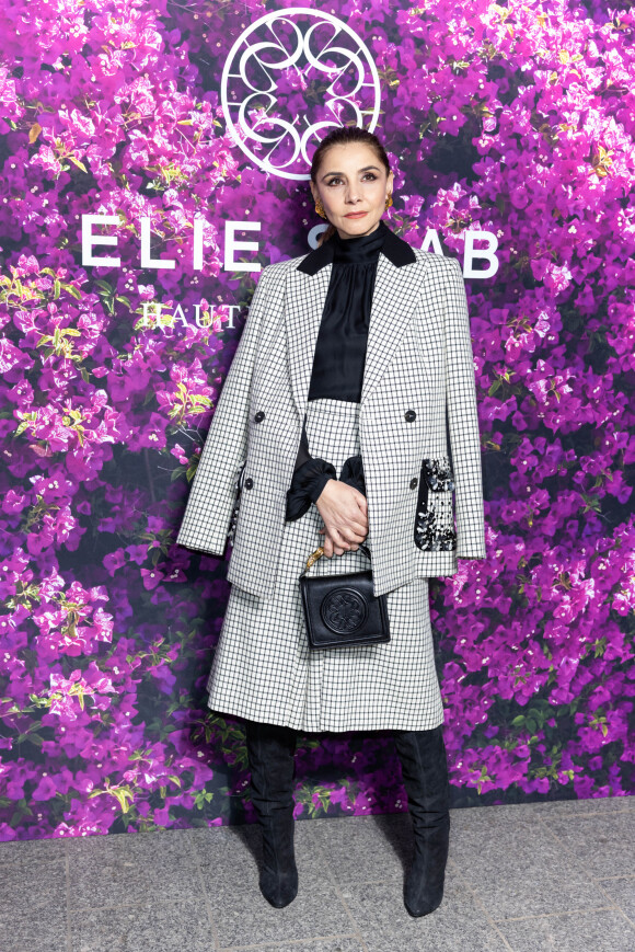 Clotilde Courau assiste au défilé Elie Saab Haute-Couture Printemps/Eté 2022, dans le cadre de la Fashion Week de Paris, au Carreau du Temple. Le 26 janvier 2022. © Olivier Borde/Bestimage