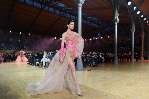 Défilé Elie Saab, collection Haute Couture printemps-été 2022, au Carreau du Temple. Paris, le 26 janvier 2022.