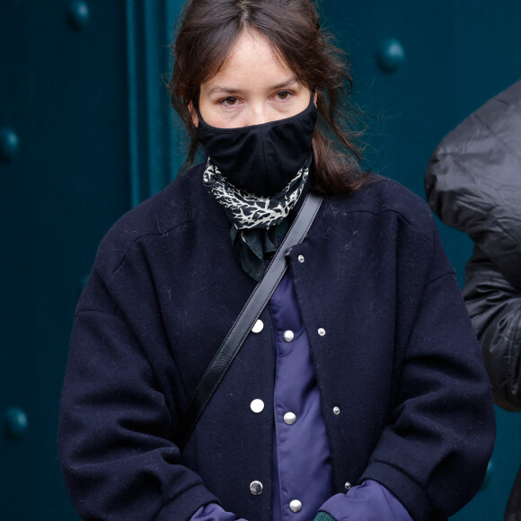 Anaïs Demoustier - Sorties des obsèques (bénédiction) de Gaspard Ulliel en l'église Saint-Eustache à Paris. Le 27 janvier 2022 © Jacovides-Moreau / Bestimage 