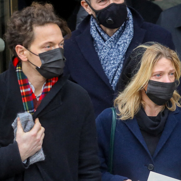 Le chanteur Raphaël et sa compagne Mélanie Thierry - Sorties des obsèques (bénédiction) de Gaspard Ulliel en l'église Saint-Eustache à Paris © Jacovides-Moreau / Bestimage 