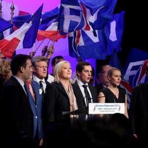 Florian Philippot, Marine Le Pen, Nicolas Bay, Marion Maréchal-Le Pen, Louis Aliot - Meeting entre les deux tours des élections régionales de Marine Le Pen, en présence de toutes les têtes de listes du Front National, à la salle Wagram, Paris le 10 décembre 2015.