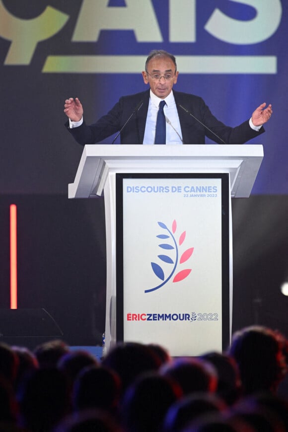 Le candidat à la présidentielle d'extrême droite, Eric Zemmour lors d'un meeting de campagne au Palais des Victoires à Cannes, France, le 22 janvier 2022