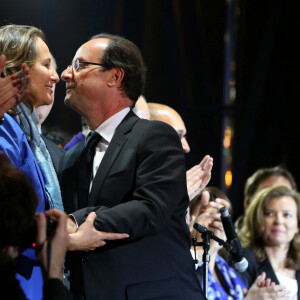 François Hollande élu président de la république, lors d'un rassemblement à Bastille après son élection en tant que président de la République. En arrière-plan, on distingue Valérie Trierweiler