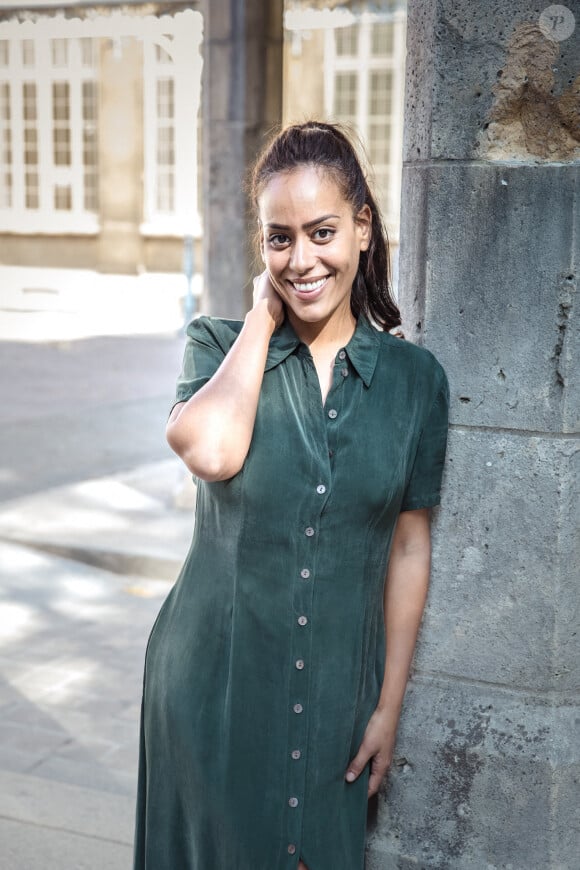 Amel Bent en marge du tournage du téléfilm de France 3 "Les sandales blanches" (diffusé le 25 janvier 2021) à Meudon le 18 septembre 2020 © Cyril Moreau / Bestimage