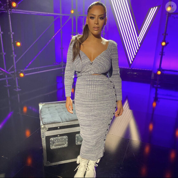 Amel Bent, enceinte, sur le plateau de l'émission The Voice. Décembre 2021.