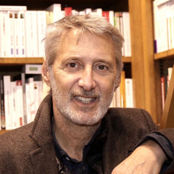 Portrait d'Antoine de Caunes lors de la dédicace de son livre "Antoine de Caunes Perso". Le 9 décembre 2021 © Cédric Perrin / Bestimage