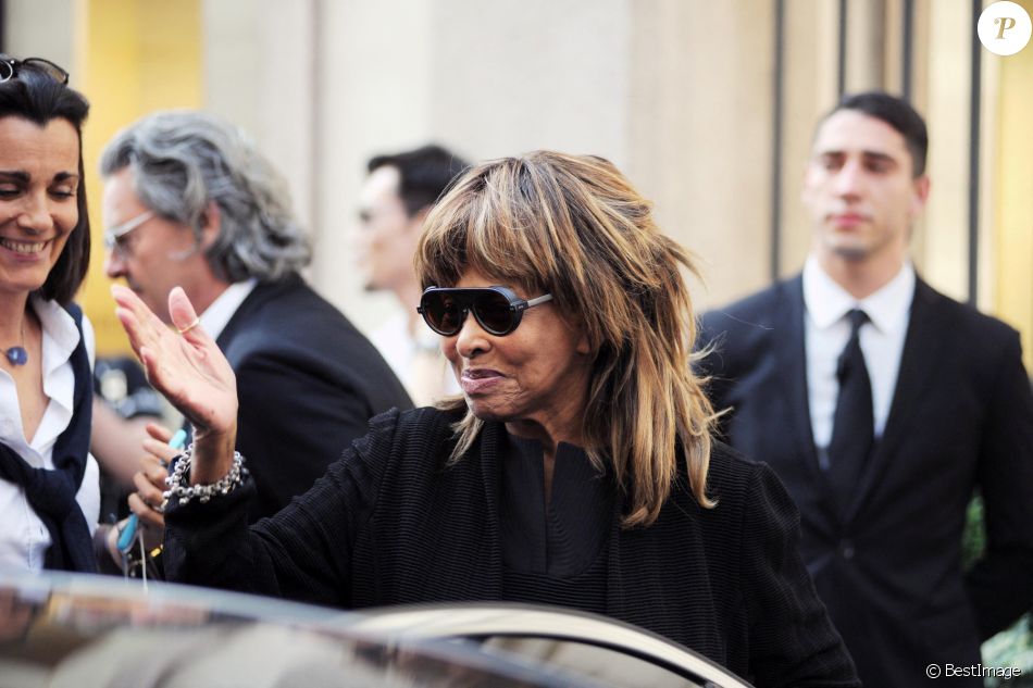 Tina Turner et son mari Erwin Bach sortent d&#039;une boutique Armani à Milan, le 6 juin 2016.   