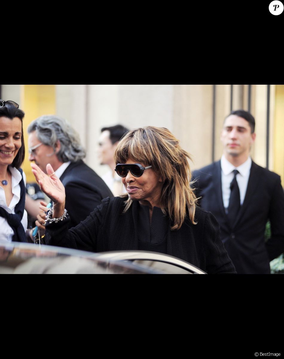 Tina Turner et son mari Erwin Bach sortent d'une boutique Armani à Milan, le 6 juin 2016.
