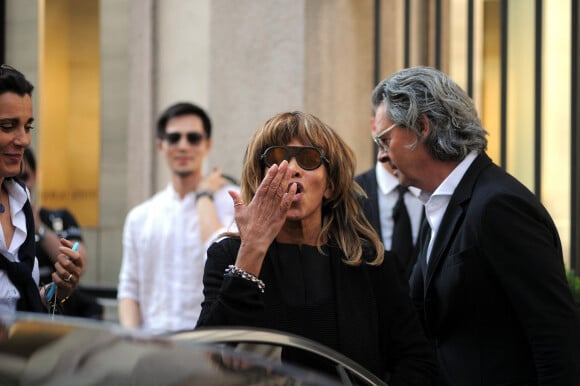 Tina Turner et son mari Erwin Bach sortent d'une boutique Armani à Milan, le 6 juin 2016. 