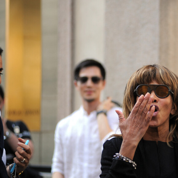 Tina Turner et son mari Erwin Bach sortent d'une boutique Armani à Milan, le 6 juin 2016. 
