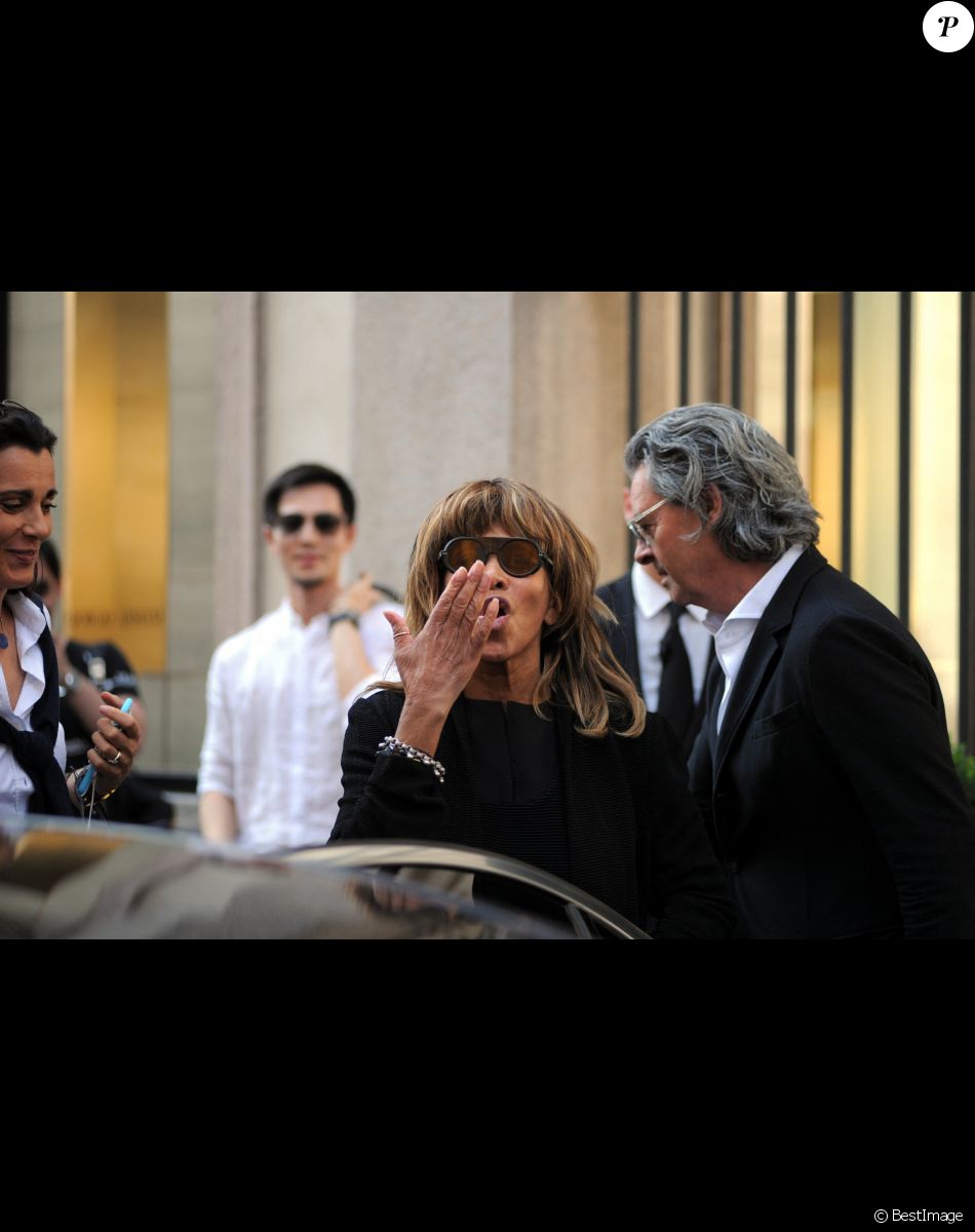 Tina Turner et son mari Erwin Bach sortent d'une boutique Armani à Milan, le 6 juin 2016.