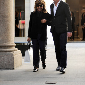 Tina Turner et son mari Erwin Bach sortent d'une boutique Armani à Milan, le 6 juin 2016. 