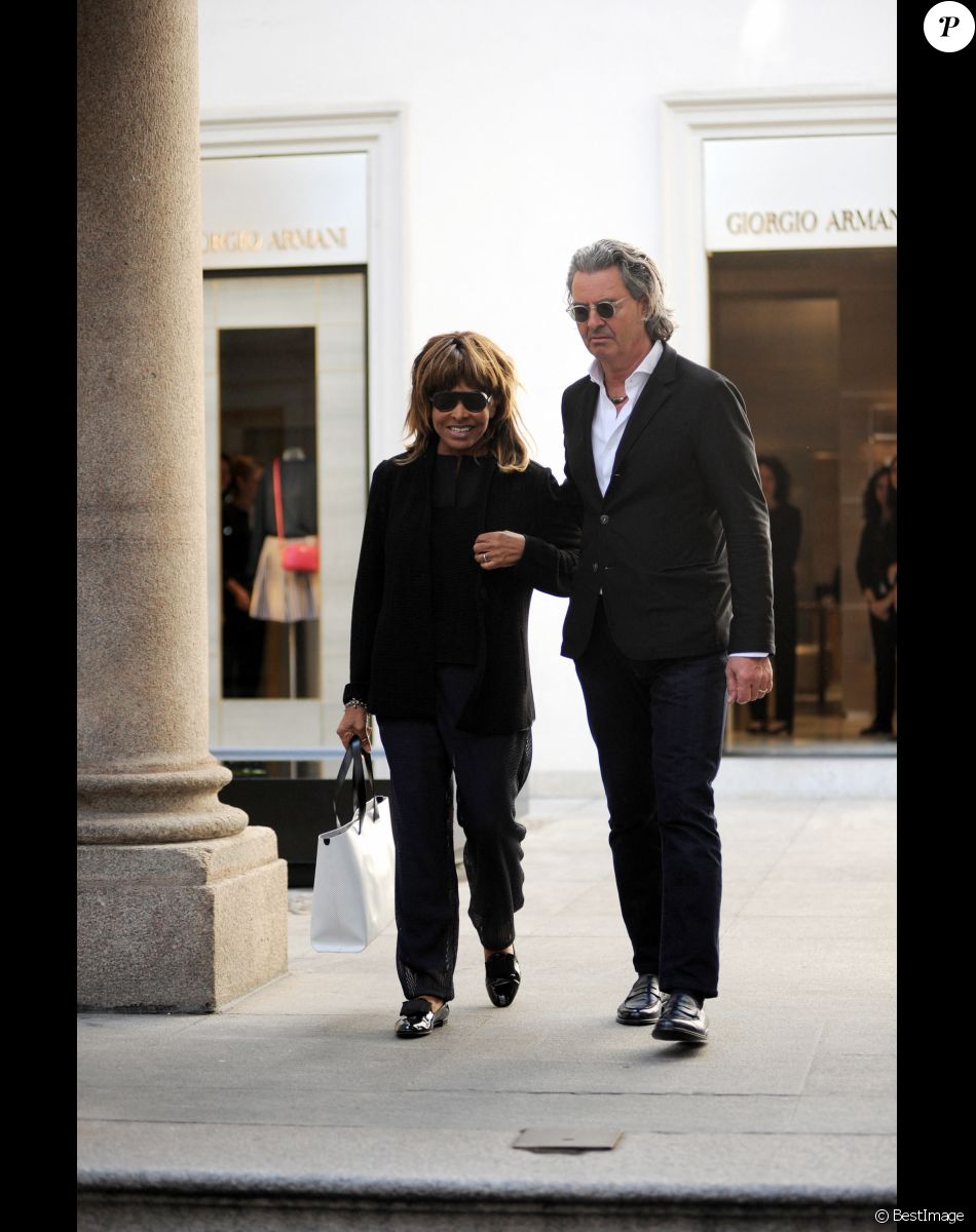 Tina Turner et son mari Erwin Bach sortent d'une boutique Armani à Milan, le 6 juin 2016.