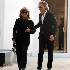 Tina Turner et son mari Erwin Bach sortent d'une boutique Armani à Milan, le 6 juin 2016. 