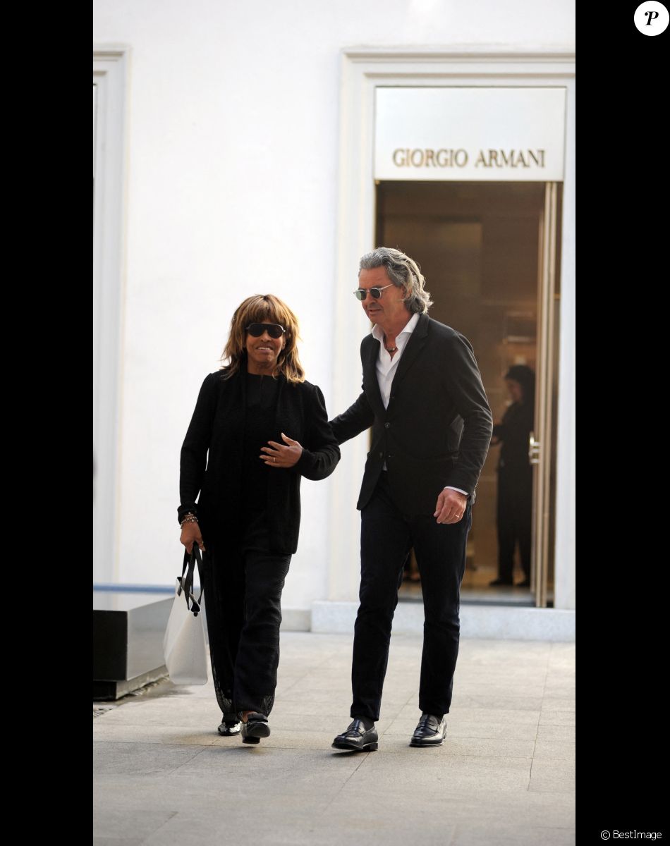 Tina Turner et son mari Erwin Bach sortent d'une boutique Armani à Milan, le 6 juin 2016.