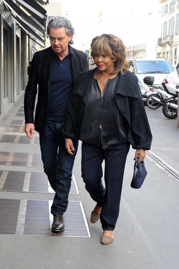 Le fils de Tina Turner, Craig Raymond, s'est suicidé à l'âge de 59 ans - Tina Turner, accompagnée de son mari Erwin Bach, fait du shopping à Milan. Le 28 avril 2015 